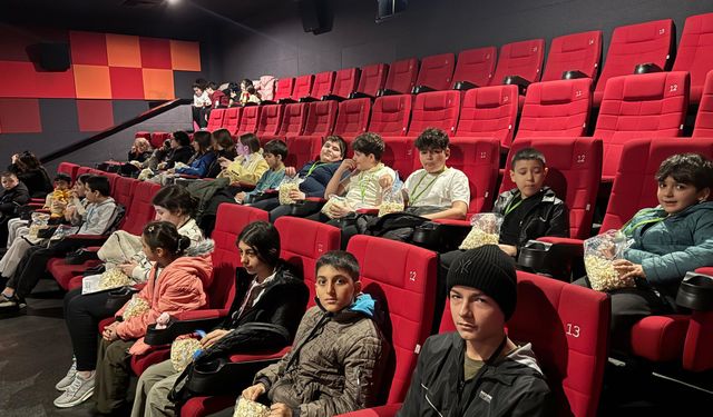 İzmirli miniklerin sinema heyecanı: Beyaz perdeyle tanıştılar