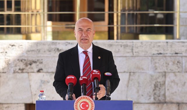 İzmirli vekil kaldırımda görevlendirilen polisi Meclis’e taşıdı!