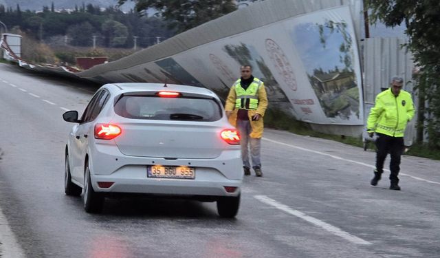 İzmir Selçuk’ta facia kıl payı atlatıldı: Fırtına panoları yola savurdu: