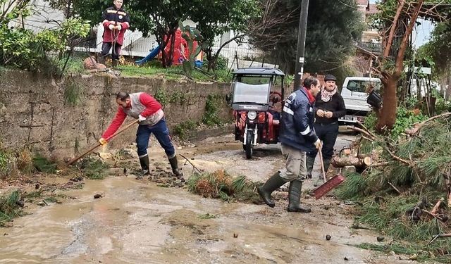 Menderes Belediyesi’nden yağış mesaisi: Taşkın riskine anında müdahale