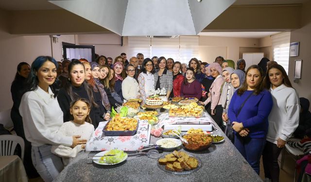 İzmir'de kadınlara özel kurs... Pastacılık öğrendiler, belgelerini aldılar!