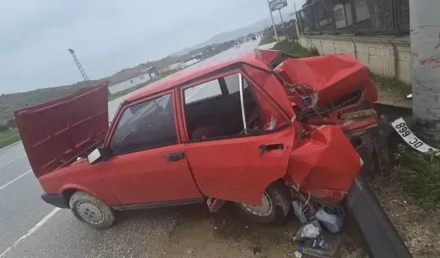 İzmir'de sağanak sonrası korkutan kaza: Otomobil beton direğe çarptı