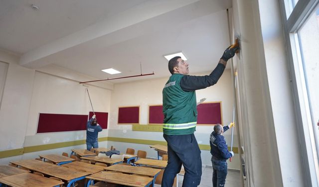 Konak Belediyesi yarıyıl tatilinde okulları yeniliyor: Boya, asfalt, onarım başladı