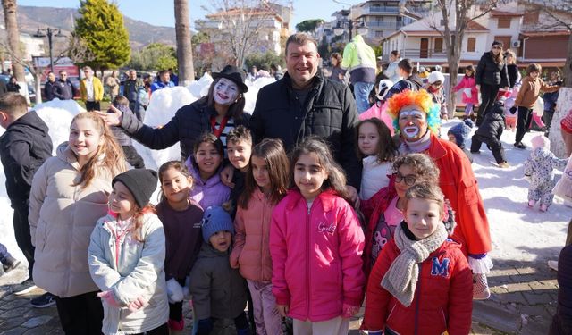 İzmir Seferihisar'da kar sürprizi: Ürkmez'de miniklerin yarıyıl tatili şenlendi