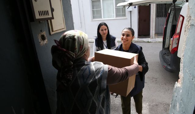 İzmir'de dayanışma büyüyor... Gıda kolileri ihtiyaç sahiplerine ulaştırılıyor
