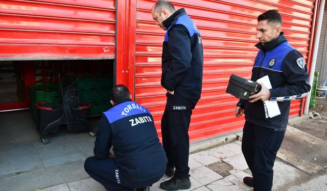 İzmir'de bir ilk: Torbalı Belediyesi tarihi geçmiş ürün satan marketleri mühürledi