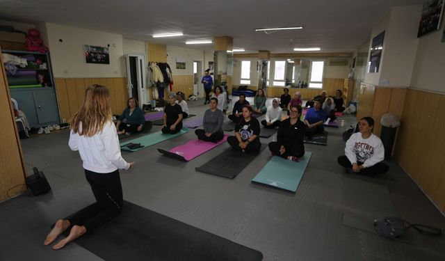 İzmirli kadınlara sağlıklı yaşam desteği: Yoga derslerine yoğun ilgi