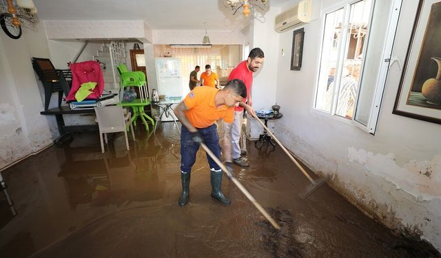 İzmir'de yağışlar nedeniyle mağduriyet yaşayan vatandaşlara temizlik desteği!