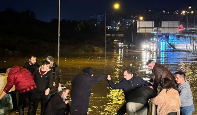 Kuşadası’nda sel minibüsü yuttu: 20 yolcu saniyelerle kurtarıldı