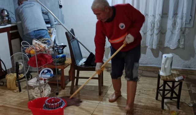 Menderes’te sel sonrası temizlik harekâtı: 16 ev dip köşe temizlendi