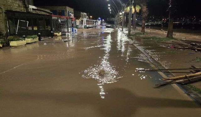 İzmir’de dereler taştı: Yeni Foça’yı su bastı