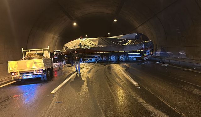 İzmir-Aydın Otoyolu’nda zincirleme kaza: 5 araçta hasar oluştu
