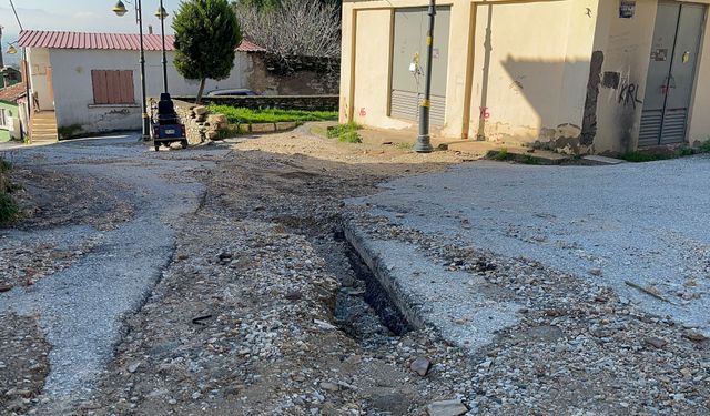 Bayındır’da ulaşım çilesi: Yağmur vurdu, yol çöktü