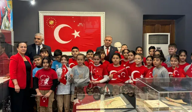 Buca’da öğrenciler Bayrakbilim ve Türk Bayrakları Müzesi’ni gezdi