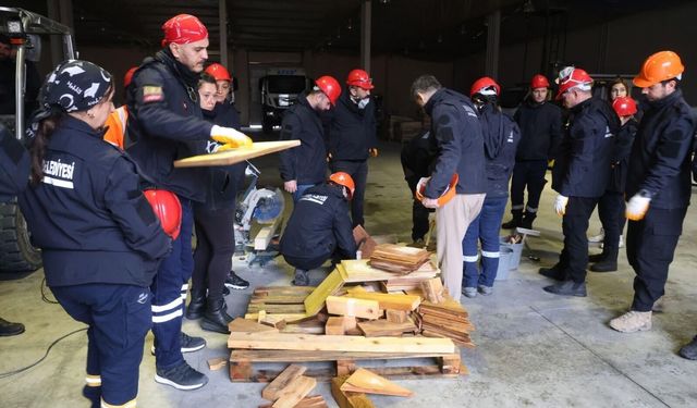 Bayraklı Belediyesi'nin arama kurtarma ekipleri eğitimini tamamladı