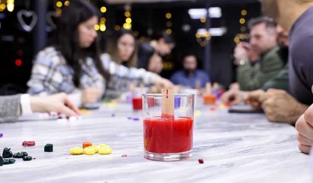 İzmir Bayraklı’da sevgi üretimle büyüdü: Stant ve mum atölyesi 23 Şubat'a kadar açık