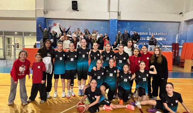 Bayraklı Belediyesi U14 Kız Basketbol Takımı İzmir Şampiyonu