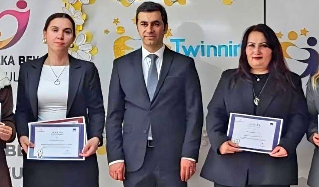 Çeşme Namık Kemal İlkokulu öğretmenlerinden çifte başarı