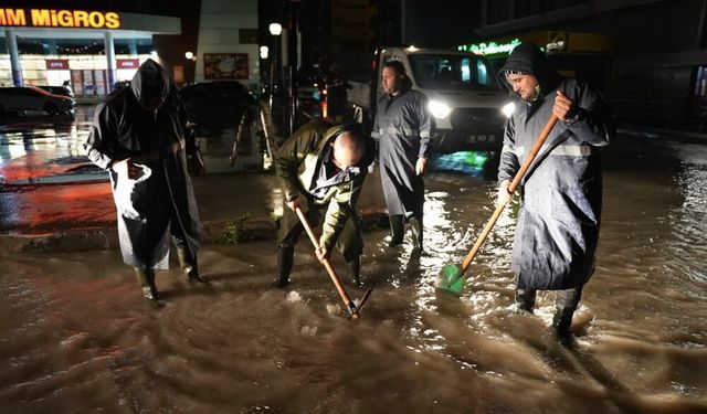 Çeşme’de yağış mesaisi: Belediye ekipleri 8 mahallede seferber oldu