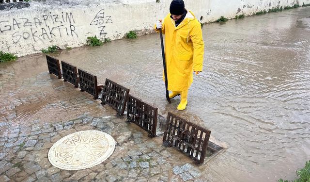 Foça’da yağışlara karşı teyakkuz: Belediye ekipleri sahada