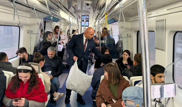İZBAN trenlerinde yolculara sürpriz: İlk iftarda su, hurma ve bisküvi ikramı