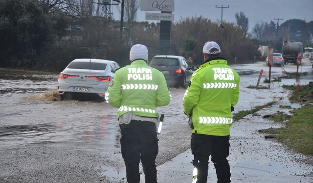 İzmir-Ödemiş yolunda su baskını: Sürücüler mahsur kaldı
