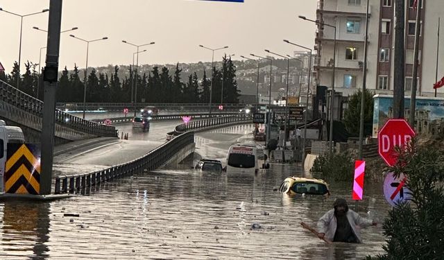 Kuşadası’nda sağanak hayatı felç etti: Araçlar suya gömüldü