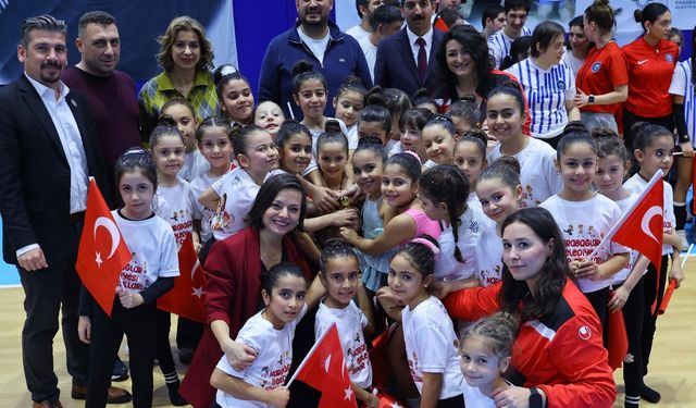 Karabağlar’da sömestirde spor şenliği: 640 öğrenci, 2 bin yurttaş