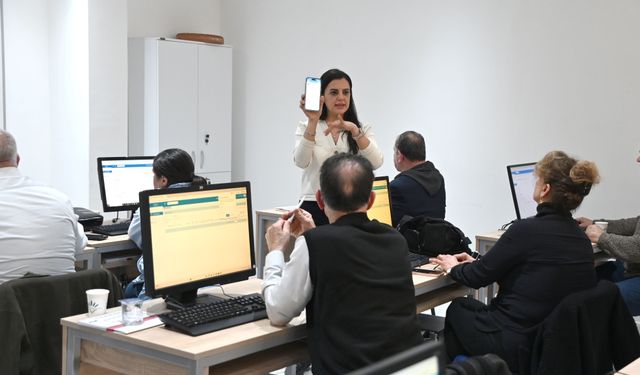 Karabağlar’da dijital dönüşüm: Vatandaşların talepleri hızla yanıt bulacak!