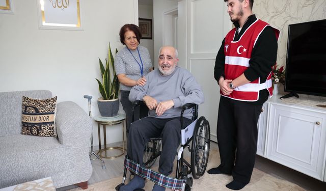 Konak Belediyesi’nden hızlı destek: Başvurdu, 3 günde tekerlekli sandalye teslim edildi