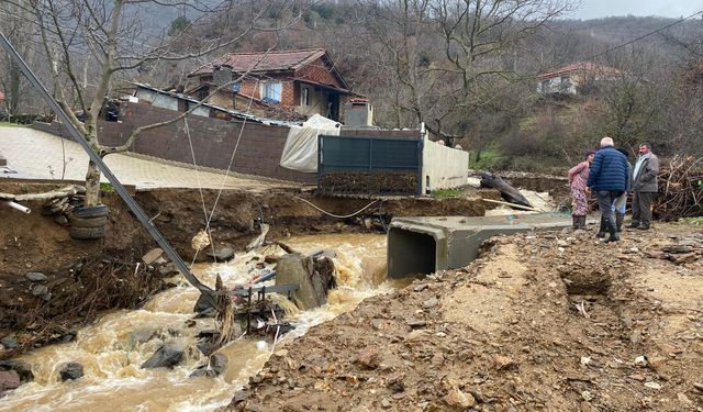 Yoğun sel sonrası taşkın ve heyelan alarmı: Ödemiş’te ekipler 7 mahallede görevde