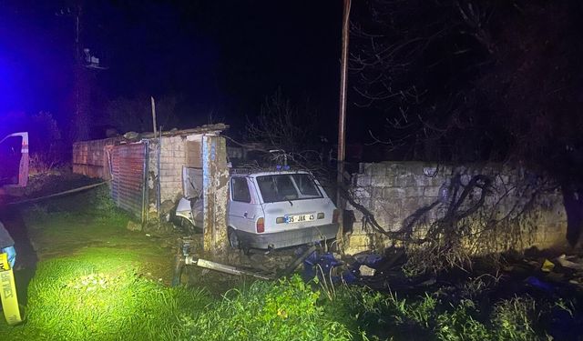 İzmir’de feci kaza: Bahçe duvarına çarpan otomobilde 1 kişi öldü