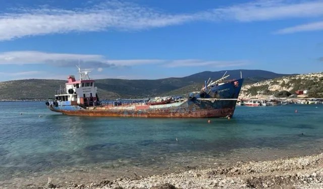 Urla’nın kalbine paslı hançer: Demirci Koyu’ndaki hurda tanker hâlâ kaldırılmadı