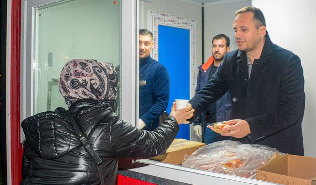 Bornova’da güne sıcak başlangıç: Başkan Eşki gün aydınlanmadan çorba dağıttı
