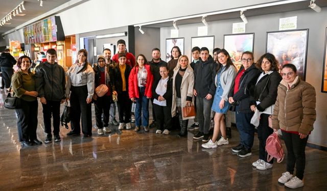 Bornova'da sinema salonu kahkahalarla doldu: Özel çocuklara özel etkinlik