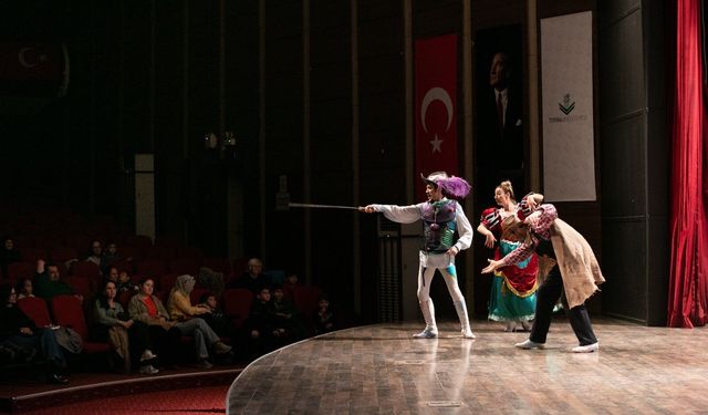 İzmir Şehir Tiyatroları Torbalı’da sahne aldı: Don Kişot büyük ilgi gördü