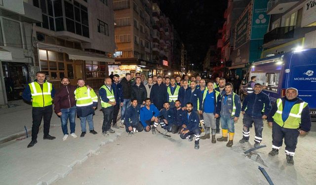 Başkan Tugay gece sahaya indi: Yol çalışmalarını inceledi, işçilerle çay içti