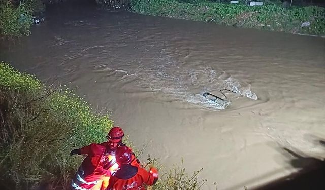 İzmir’de can pazarı: Menderes'te dereye düşen araçtan sağ kurtarıldı