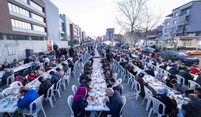 Bornova Çamdibi’nde dev iftar: Tugay yurttaşlarla buluştu
