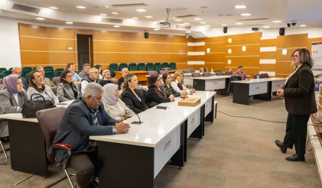 Bornova’da dikkat çeken proje: Muhtarlar akademide dijital eğitim alıyor