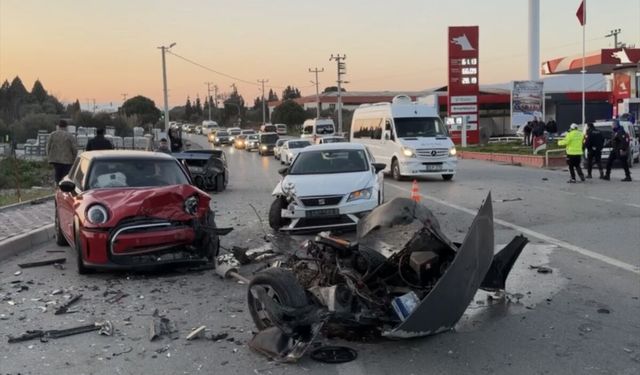 Kemalpaşa’da zincirleme kaza: 1’i çocuk 3 yaralı