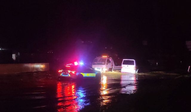 Ödemiş-İzmir yolunu su bastı: Araçlar yolda mahsur kaldı