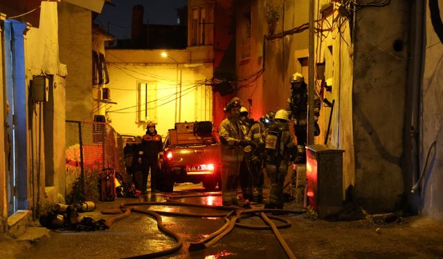 İzmir Konak’ta 2 katlı ev yandı: 78 yaşındaki adam son anda kurtarıldı