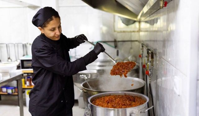 Balçova'da örnek dayanışma: Dalında kalmış meyveler ihtiyaç sahiplerine ulaştırıldı