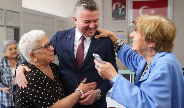 Buca’da bayramda duygulandıran ziyaret: Başkan Duman, büyüklerle tek tek görüştü