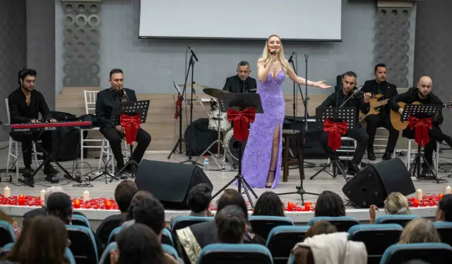 Bornova’da aşk şarkıları gecesi: Salon doldu taştı