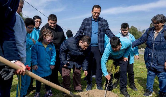 Bornova’da özel çocuklardan Sevgi Koruluğu’na 100 çam fidanı