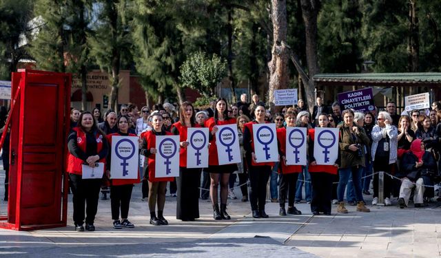 Bornova’da 8 Mart etkinliği: Kadınlar sorunları “kırmızı kapı” ile anlattı
