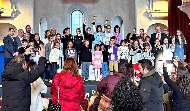 Çeşme’de satranç heyecanı: 4 kategoride şampiyonlar belli oldu