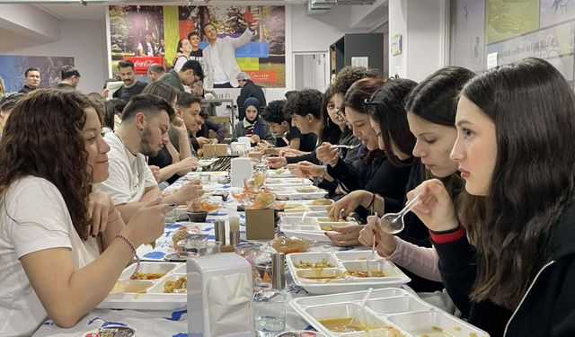 Bornova’da gençlerle iftar: Başkan Eşki üniversitelilerle aynı sofrada